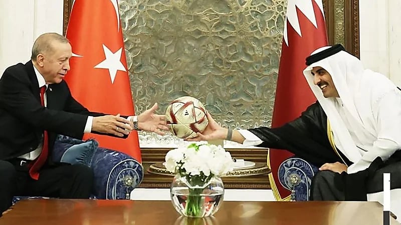أمير قطر يستعرض كرة نهائي مونديال 2022 أمام أردوغان.. فيديو