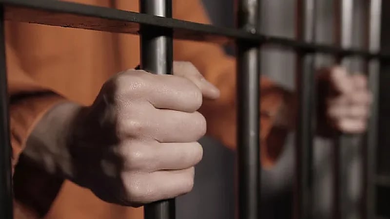 السجن لشاب قتل زوجته بعد مكالمة هاتفية مع عشيقها