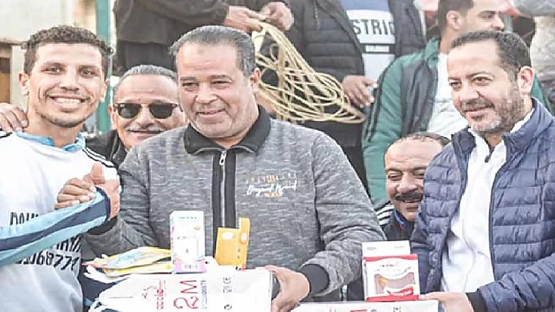 منح لاعب لهاية أطفال كجائزة في دورة كرة قدم رمضانية.. صور