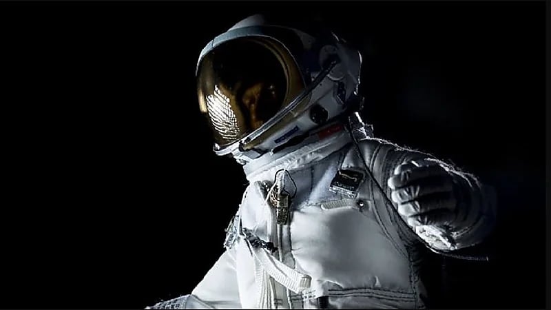 محتال يخدع ستينية ويوهمها بأنه عاشق من الفضاء