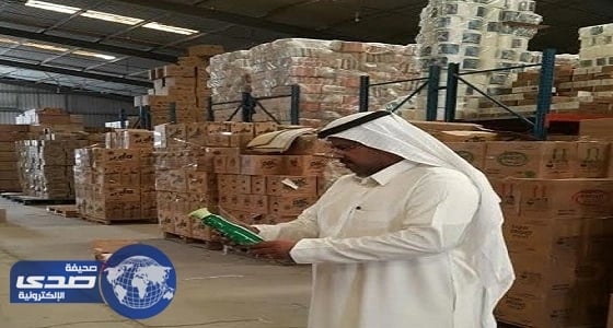 بالصور.. التجارة تضبط 226 ألف منتج غذائي وتجميلي فاسد بجدة