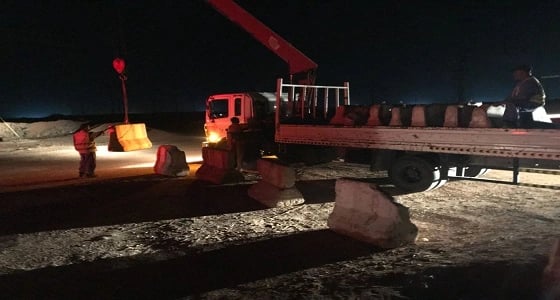 بالصور.. أمانة الرياض تأمن موقع الانهيار الأرضي في المستظلة