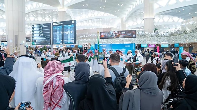 لحظة إقلاع أول رحلة لطيران ناس من الرياض لدمشق بعد توقف لأكثر من 10 سنوات.. فيديو