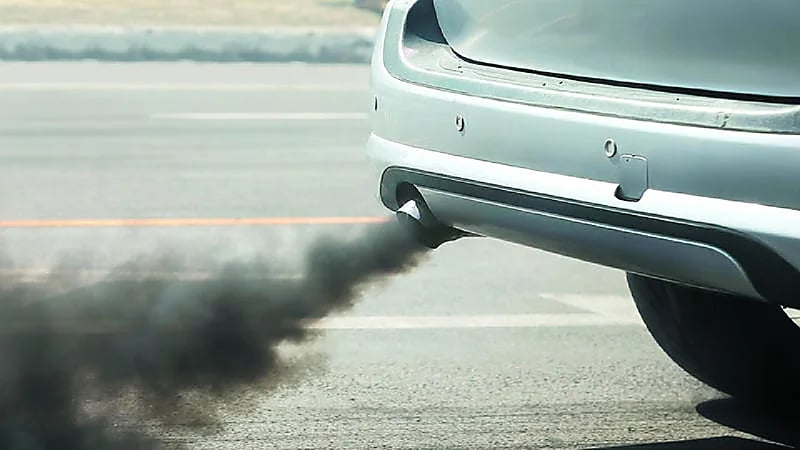 دراسة تكشف مخاطر غير متوقعة لعوادم السيارات على النساء