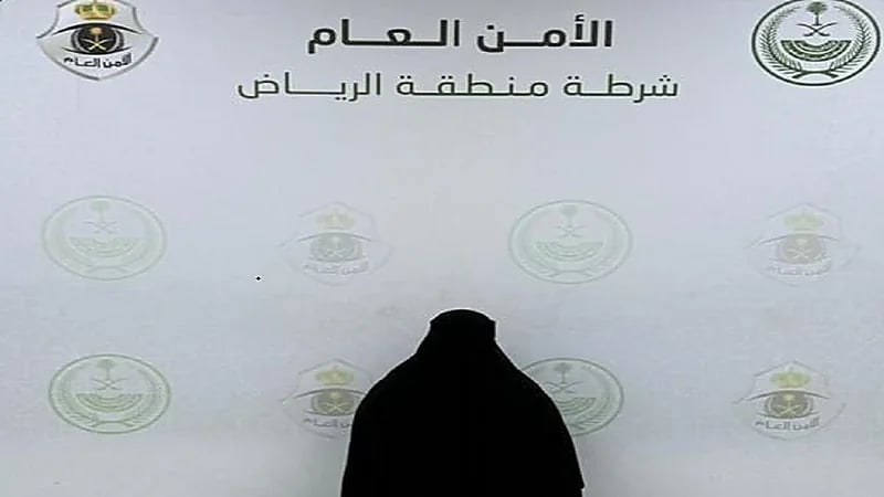 القبض على مخالفة لنشلها حقائب نسائية من مجمع تجاري بالرياض
