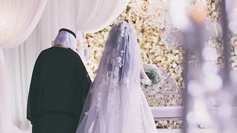 عروسان يتحديان تقاليد الأعراس بإقامة حفلي زفاف منفصلين