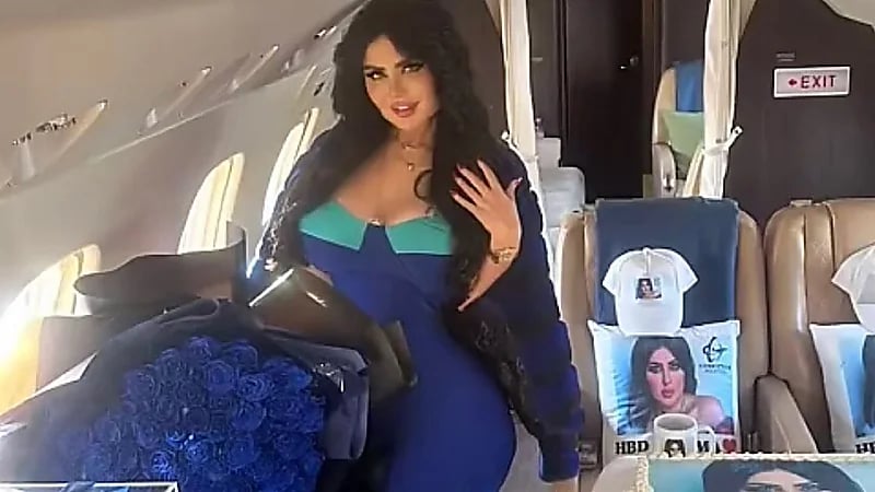 حليمة بولند تحتفل بعيد ميلادها على متن طائرة