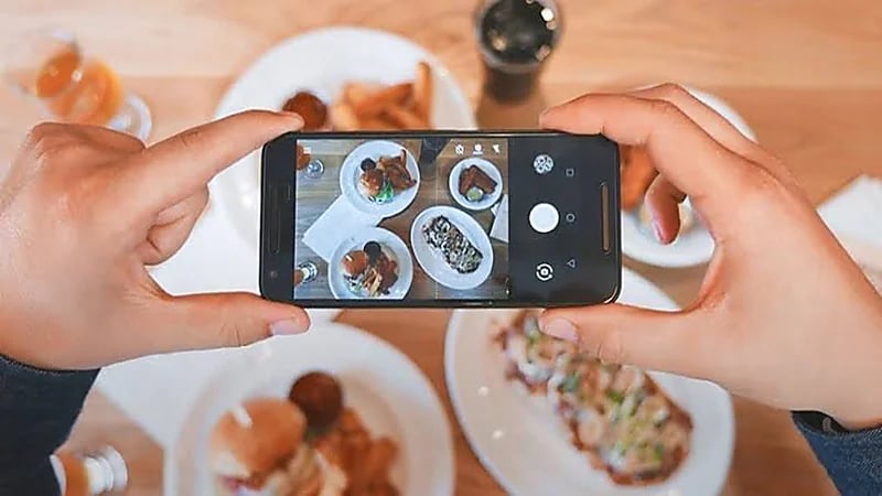تصوير الطعام ونشره قبل تناوله يسبب أضرار بالصحة