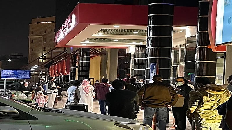 بالصور..وقف العمل في مركزي تسوق بالخبر بسبب التكدس