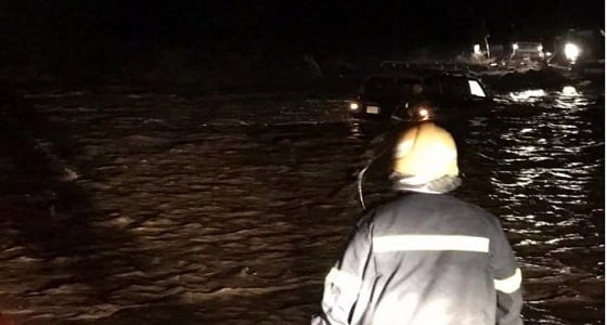 مدني رجال ألمع ينقذ 3 مواطنين احتجزوا في مياه السيول بوادي ريم