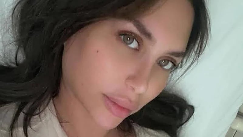 دكتورة خلود تبكي على فقدان قطها بعد صراعه مع السرطان .. فيديو