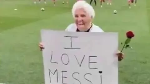 المُشجعة العجوز تخطف الأضواء مجددًا في مونديال الأندية وتلفت أنظار ميسي