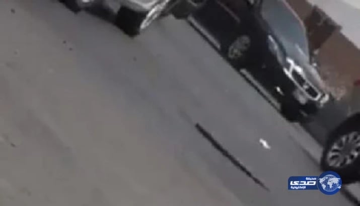 بالفيديو.. حرارة الجو تتسبب بتحرك أغطية بالوعات التصريف في المدينة المنورة