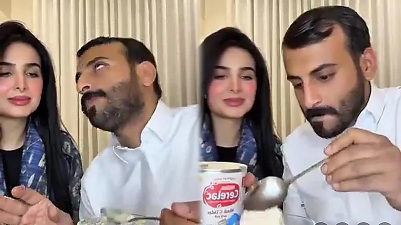 سعيد الزهراني وزوجته صالحة يحضران وجبتهما المفضلة السريلاك.. فيديو