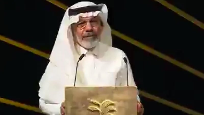 لحظة تكريم إبراهيم الحساوي في مهرجان أفلام السعودية .. فيديو ‬⁩