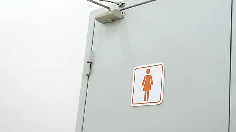 محاكمة عامل بمطعم شهير بعد تصويره سيدات في دورة المياه