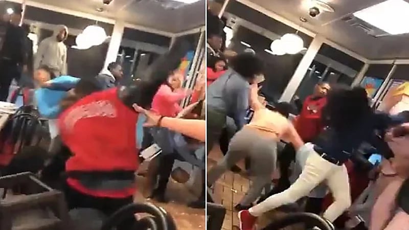 بالفيديو.. مشاجرة عنيفة بين فتيات وشبان داخل مطعم