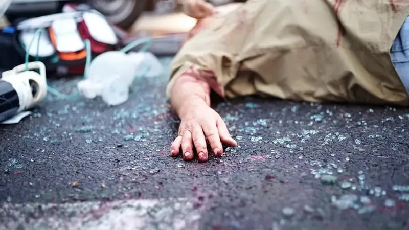 فتاة تقتل شابا طعنا في رقبته