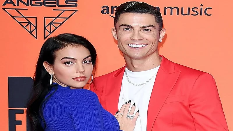 بالصور .. جورجينا تستمتع مع أبناء "رونالدو" برحلة بحرية وسباق سيارات