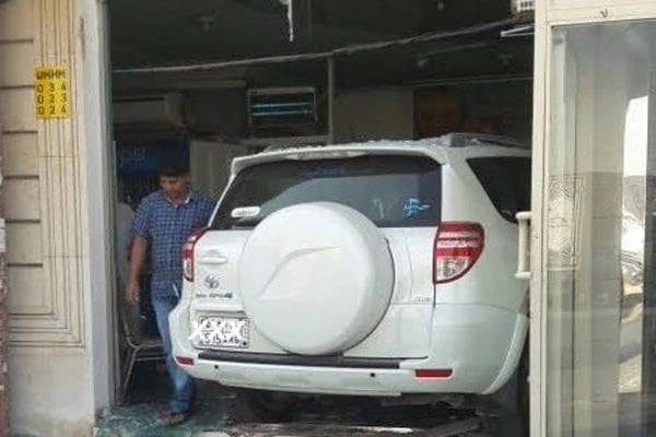 بالفيديو.. كاميرا مراقبة تٌسجل لحظة أقتحام سيارة جيب لمطعم ونجاة الزبائن