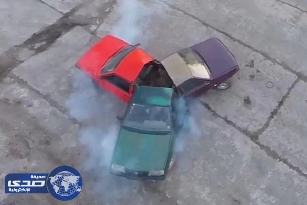 بالفيديو.. سائقون يقدمون عرضاً مدهشاً بها بلحم 3 سيارات ببعضها