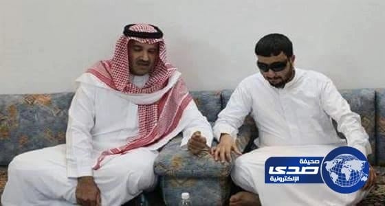 بالصور.. أمير المدينة يطمئن على صحة جندي فقد بصره في تفجير المسجد النبوي