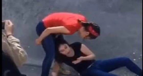 بالفيديو..مشاجرة عنيفة بين فتاتين في الشارع