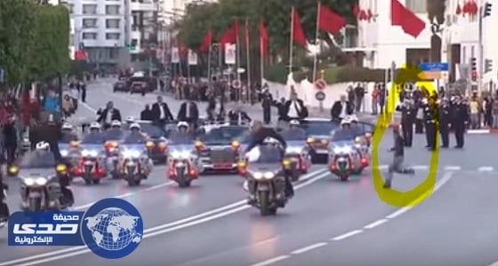 بالفيديو.. عشريني يقتحم موكب ملكي المغرب والأردن والحراس يطاردونه