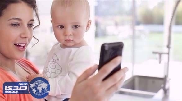 أخصائيين : استخدام الأم للهاتف الذكي يؤثر على نمو الطفل