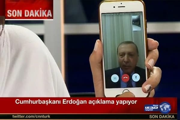 في واقعة طريفة ..سعودي يعرض شراء الهاتف الذي ظهر به أردوغان مقابل مليون ريال