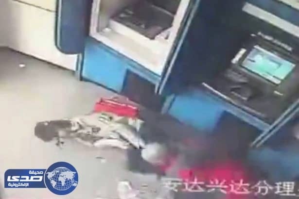 بالصور.. لص يقطع أُذن سيدة قبل سرقتها