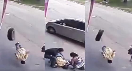 فيديو مروع لإطار سيارة يطيح برجل ويسقطه أرضا في الشارع