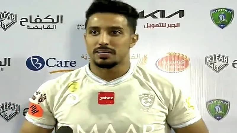 شاهد.. مشادة كلامية بين بيتروس وإدريس فتوحي أثناء مباراة النصر والأهلي