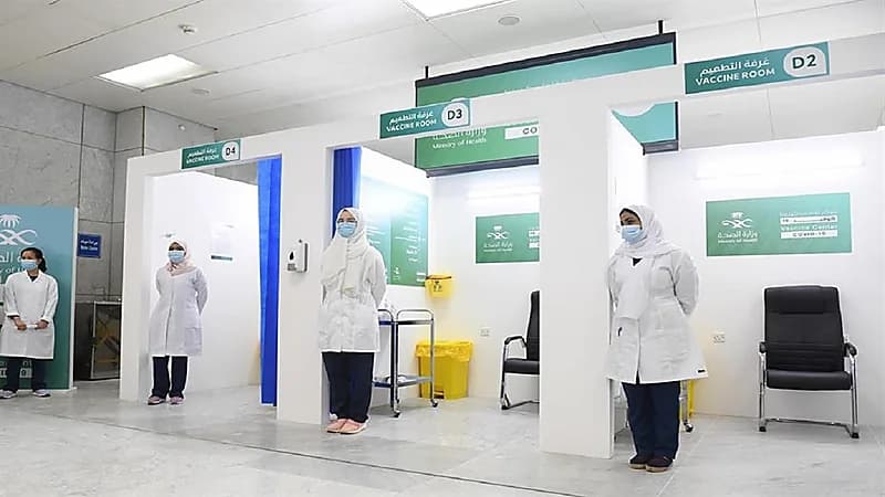 إقبال كبير من المواطنين والمقيمين على مراكز لقاحات "كورونا"