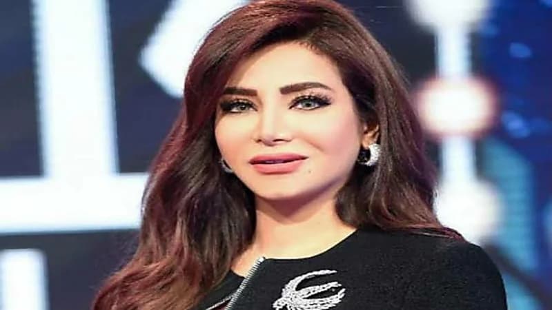 شاهد.. لجين عمران تجذب الأنظار أثناء ارتدائها الحذاء