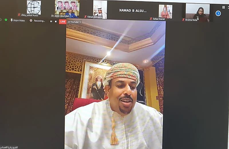 وسيم يوسف يشارك صورة لـ"إسماعيل هنية" داخل سيارة فارهة في الدوحة