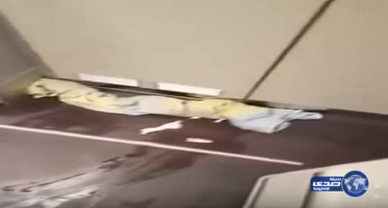 بالفيديو.. عمالة مخالفة مرحلة يعبثون بطائرة "السعودية" الجديدة