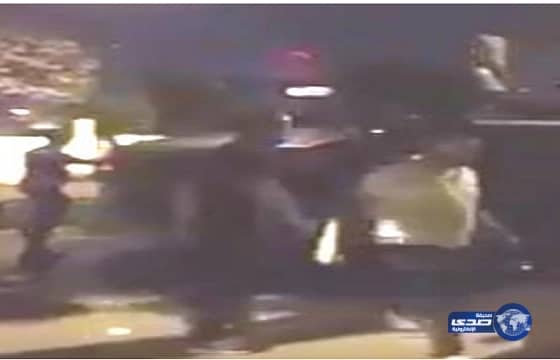 بالفيديو.. رجلان يعتديان بالضرب على ثالث في جدة ويفقدانه وعيه