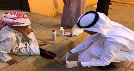 في لمسة إنسانية.. معلم يداوى جرح طفل فقد أمه بجازان