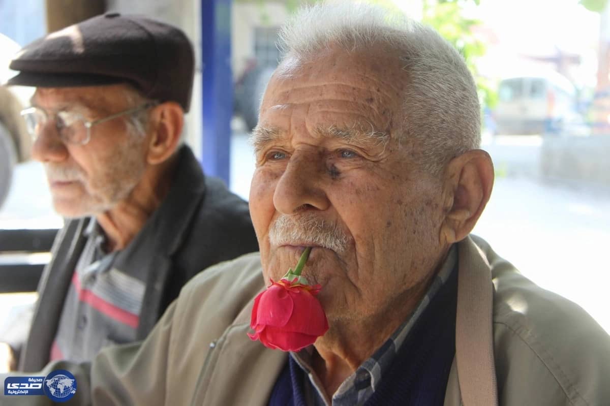 تٌركي يحمل وردة في فمه منذ 59 عاماً.. والسبب!