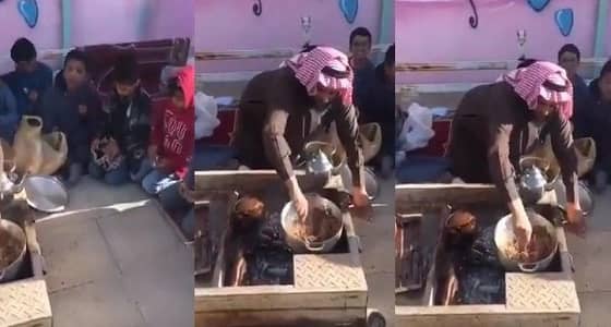 بالفيديو.. معلم ابتدائي يطهي الطعام بنفسه.. مكافأة لطلابه