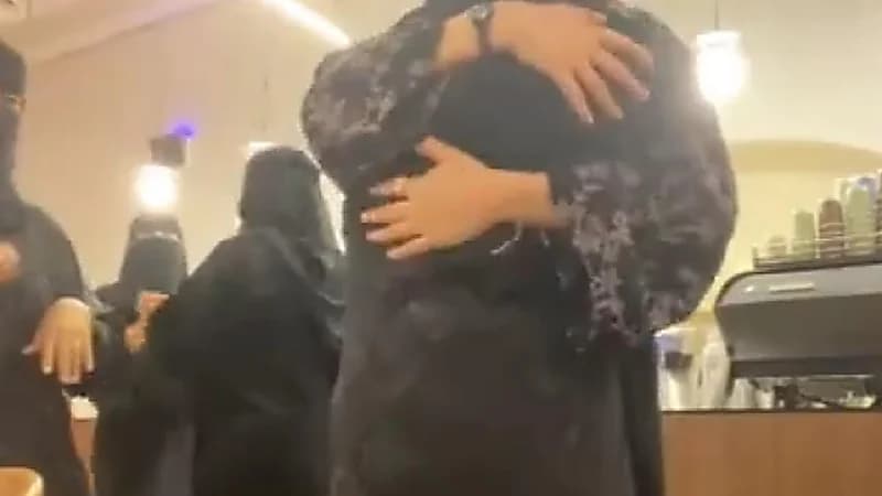 فتاة تحتفل بقبولها في الجامعة بمفردها فتتفاجأ بمشاركة الجميع فرحتها.. فيديو