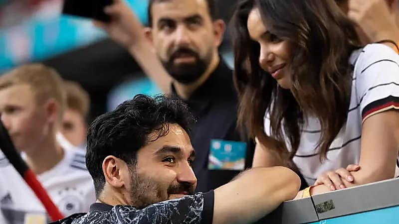 زوجة غوندوغان تثير غضب لاعبي برشلونة بصورة