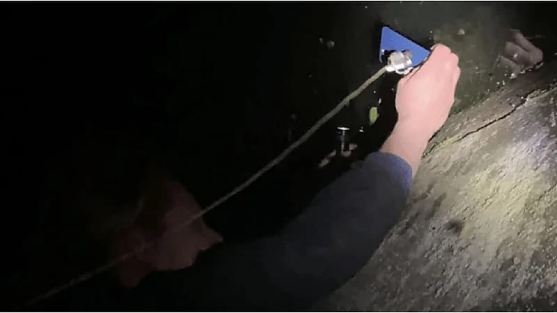 شاب يسترجع هاتفه بعد سقوطه في بحيرة بالمغناطيس