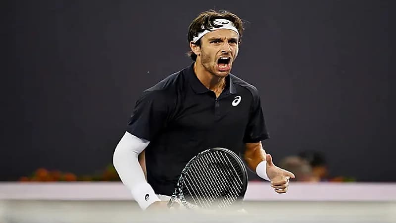 لاعب تنس يشتم مشجعين صينيين خلال مباراة في بكين.. فيديو