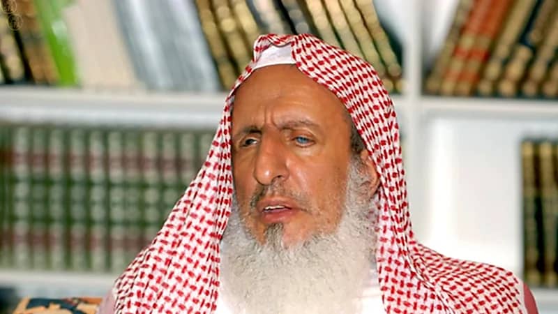 مفتي المملكة يؤكد أهمية التقيد بالإجراءات الاحترازية للحد من انتشار فايروس كورونا