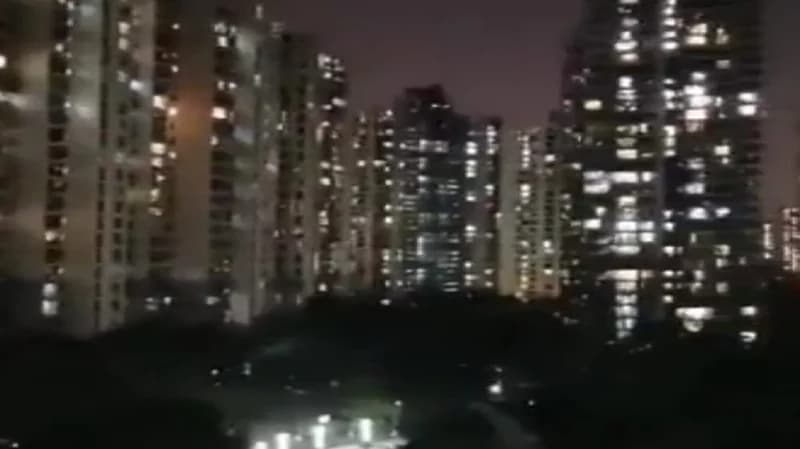 شاهد.. سكان مدينة شنغهاي الصينية يصرخون من شرفات منازلهم بسبب نقص الغذاء والدواء