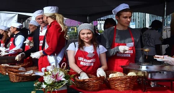 بالصور.. مائدة طعام للمشردين في لوس أنجلوس احتفالا بأعياد رأس السنة