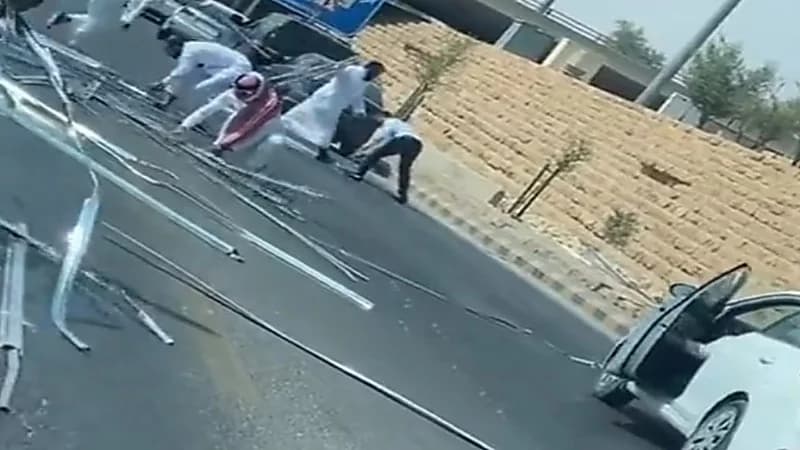 شاهد.. شبان سعوديون يرفعون مخلفات بلاستيكية عن أحد الطرقات في الرياض