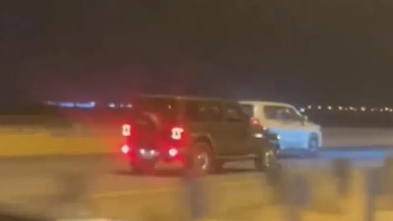 سباق مميت بين سيارتين ينتهي بفاجعة ويتسبب بوفاة أحد السائقين (فيديو)